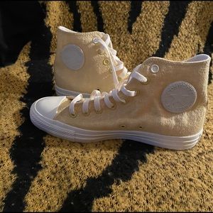 Converse Chuck Taylor High Top  Size 9          NWT